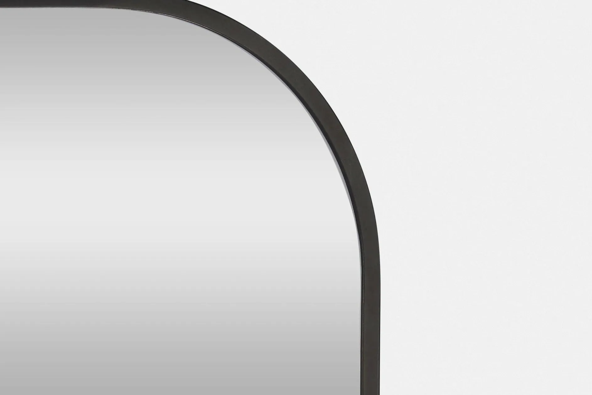 Luka - Arch-shaped mirror with a black frame